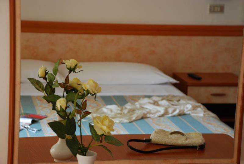 Hotel Serenella Vintage Rimini Eksteriør billede